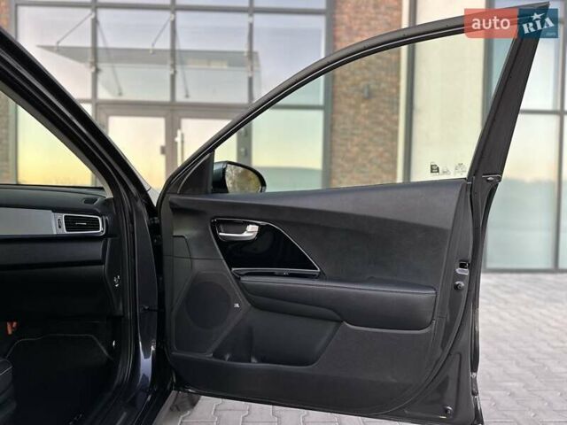 Серый Киа Niro, объемом двигателя 0 л и пробегом 74 тыс. км за 18200 $, фото 40 на Automoto.ua