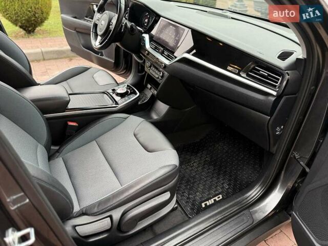 Серый Киа Niro, объемом двигателя 0 л и пробегом 125 тыс. км за 18950 $, фото 40 на Automoto.ua