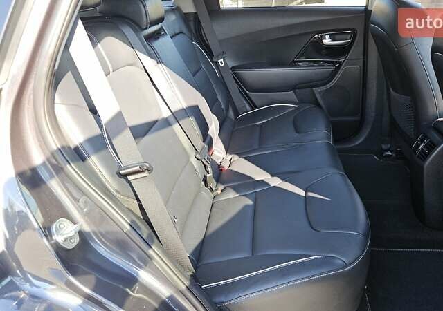 Серый Киа Niro, объемом двигателя 0 л и пробегом 145 тыс. км за 18800 $, фото 31 на Automoto.ua