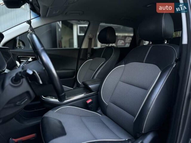 Серый Киа Niro, объемом двигателя 0 л и пробегом 88 тыс. км за 18500 $, фото 21 на Automoto.ua