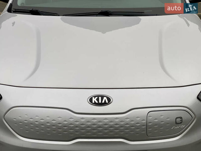 Сірий Кіа Niro, об'ємом двигуна 0 л та пробігом 63 тис. км за 20899 $, фото 5 на Automoto.ua