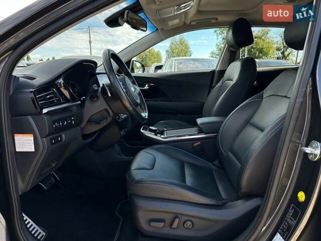 Серый Киа Niro, объемом двигателя 0 л и пробегом 97 тыс. км за 23200 $, фото 28 на Automoto.ua