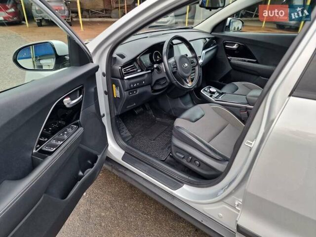 Серый Киа Niro, объемом двигателя 0 л и пробегом 66 тыс. км за 16999 $, фото 5 на Automoto.ua