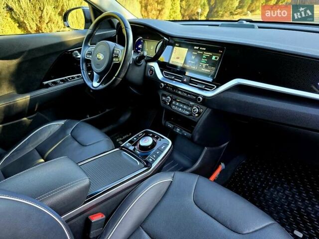 Серый Киа Niro, объемом двигателя 0 л и пробегом 70 тыс. км за 18800 $, фото 27 на Automoto.ua