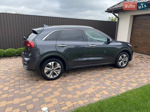 Серый Киа Niro, объемом двигателя 0 л и пробегом 117 тыс. км за 20470 $, фото 4 на Automoto.ua