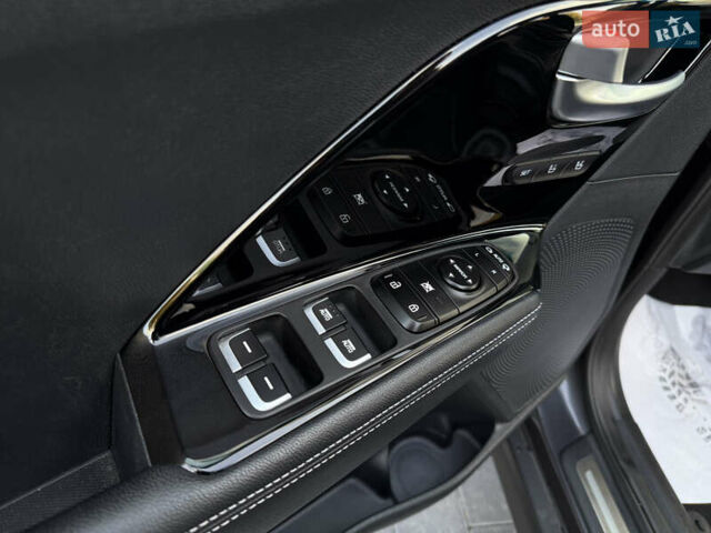 Сірий Кіа Niro, об'ємом двигуна 0 л та пробігом 70 тис. км за 19999 $, фото 45 на Automoto.ua