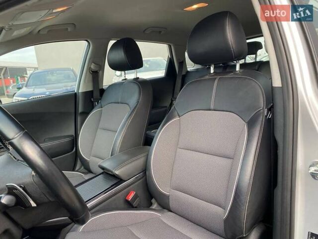 Серый Киа Niro, объемом двигателя 0 л и пробегом 82 тыс. км за 19600 $, фото 19 на Automoto.ua