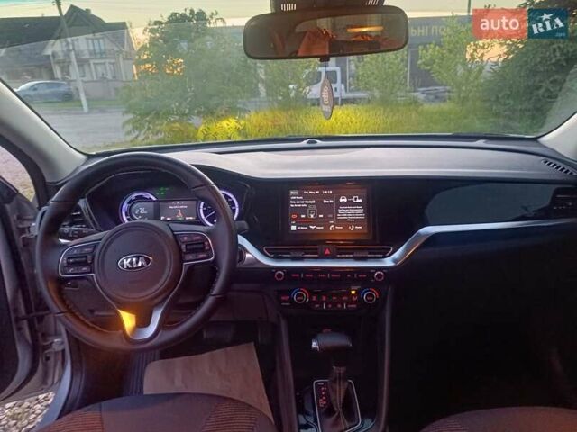 Серый Киа Niro, объемом двигателя 1.58 л и пробегом 53 тыс. км за 18500 $, фото 12 на Automoto.ua