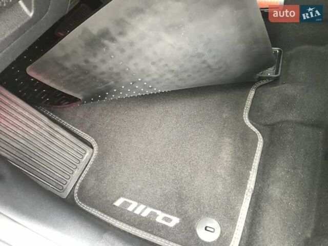 Серый Киа Niro, объемом двигателя 0 л и пробегом 90 тыс. км за 19900 $, фото 19 на Automoto.ua