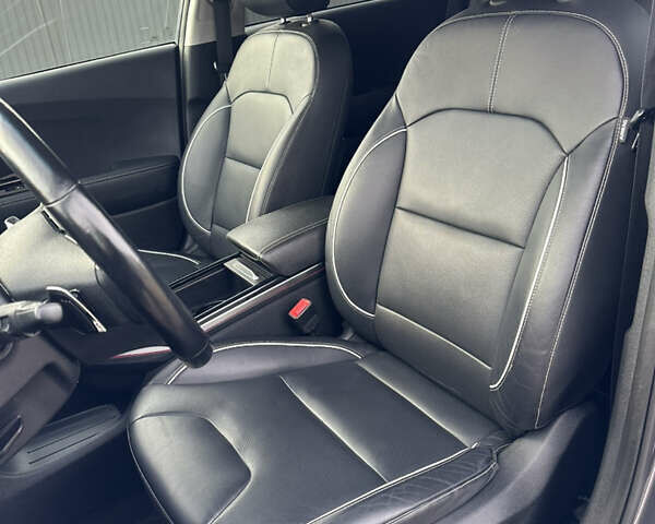 Серый Киа Niro, объемом двигателя 0 л и пробегом 102 тыс. км за 18500 $, фото 29 на Automoto.ua