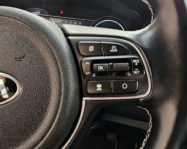 Сірий Кіа Niro, об'ємом двигуна 0 л та пробігом 136 тис. км за 19200 $, фото 24 на Automoto.ua
