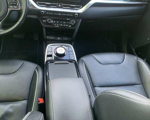 Сірий Кіа Niro, об'ємом двигуна 0 л та пробігом 73 тис. км за 18900 $, фото 19 на Automoto.ua