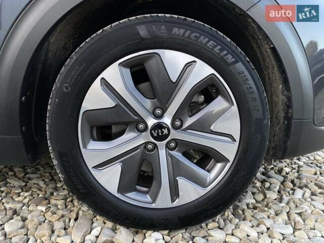 Сірий Кіа Niro, об'ємом двигуна 0 л та пробігом 107 тис. км за 21950 $, фото 31 на Automoto.ua