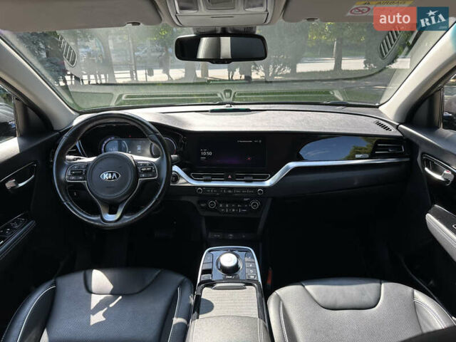 Сірий Кіа Niro, об'ємом двигуна 0 л та пробігом 143 тис. км за 17900 $, фото 26 на Automoto.ua