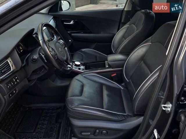 Серый Киа Niro, объемом двигателя 0 л и пробегом 144 тыс. км за 17250 $, фото 21 на Automoto.ua