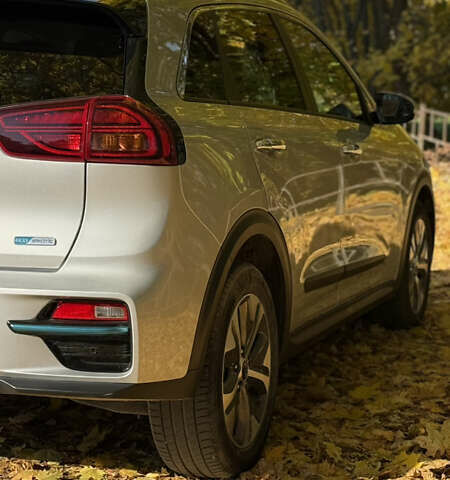 Сірий Кіа Niro, об'ємом двигуна 0 л та пробігом 115 тис. км за 21913 $, фото 4 на Automoto.ua