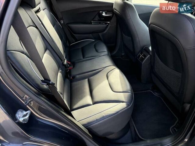 Серый Киа Niro, объемом двигателя 0 л и пробегом 124 тыс. км за 18950 $, фото 10 на Automoto.ua