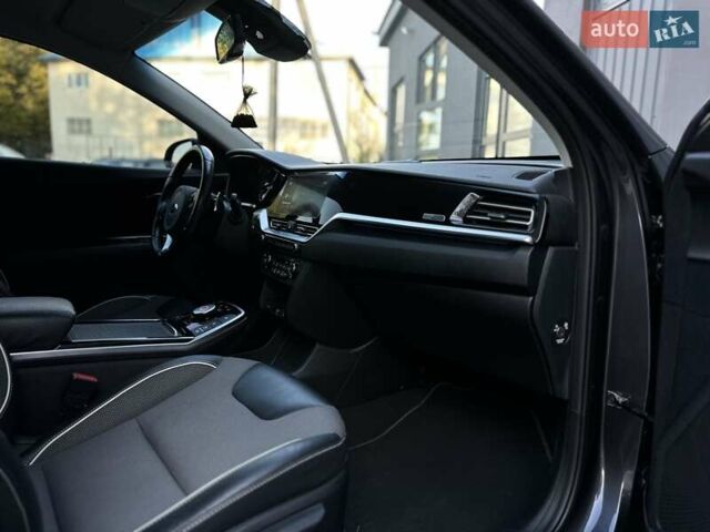 Серый Киа Niro, объемом двигателя 0 л и пробегом 88 тыс. км за 18500 $, фото 5 на Automoto.ua