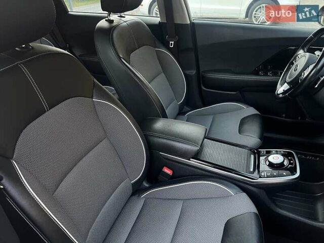 Серый Киа Niro, объемом двигателя 0 л и пробегом 72 тыс. км за 19750 $, фото 40 на Automoto.ua