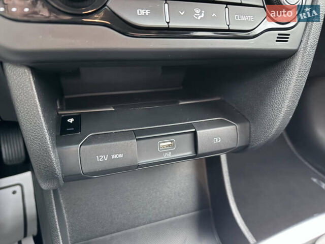 Серый Киа Niro, объемом двигателя 0 л и пробегом 126 тыс. км за 21500 $, фото 24 на Automoto.ua