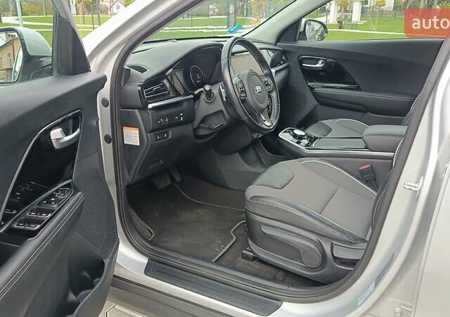 Серый Киа Niro, объемом двигателя 0 л и пробегом 82 тыс. км за 19500 $, фото 15 на Automoto.ua