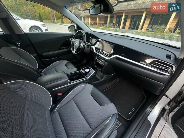 Серый Киа Niro, объемом двигателя 0 л и пробегом 72 тыс. км за 19750 $, фото 36 на Automoto.ua