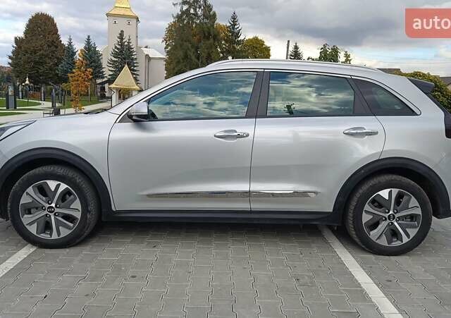 Серый Киа Niro, объемом двигателя 0 л и пробегом 82 тыс. км за 19500 $, фото 5 на Automoto.ua