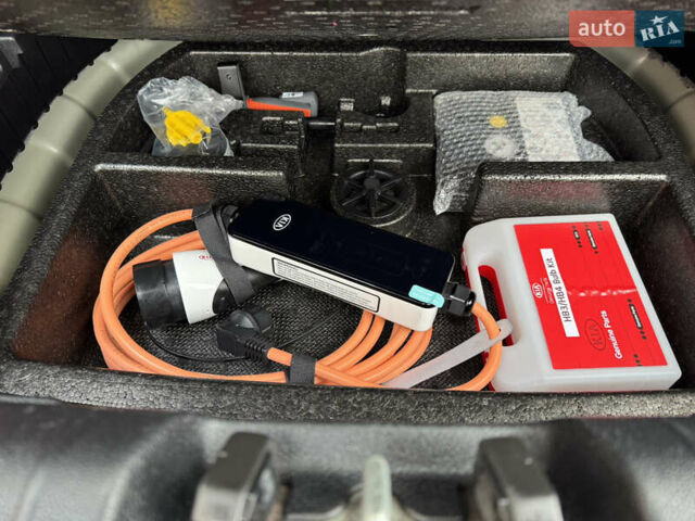 Серый Киа Niro, объемом двигателя 0 л и пробегом 118 тыс. км за 19350 $, фото 138 на Automoto.ua