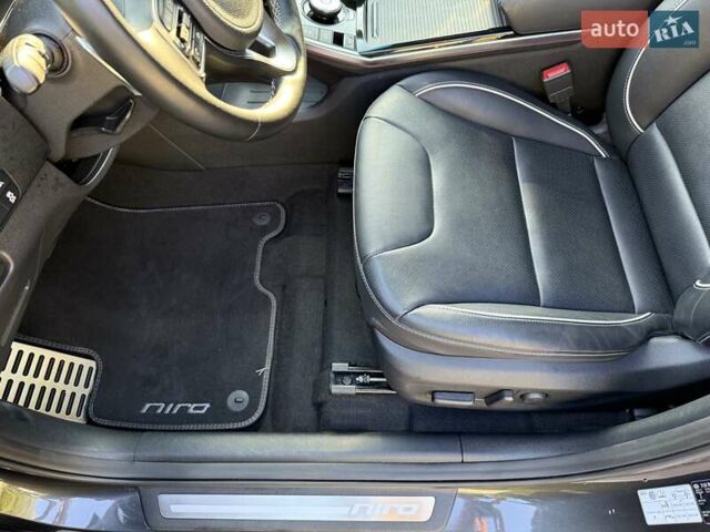Серый Киа Niro, объемом двигателя 0 л и пробегом 57 тыс. км за 23299 $, фото 14 на Automoto.ua