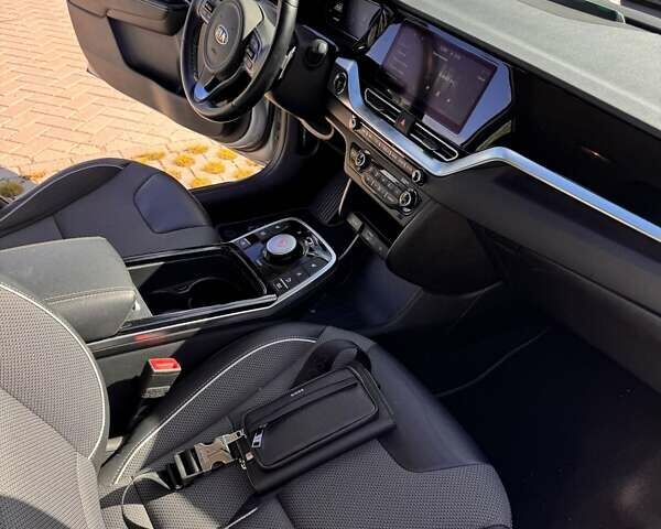Сірий Кіа Niro, об'ємом двигуна 0 л та пробігом 74 тис. км за 20500 $, фото 15 на Automoto.ua