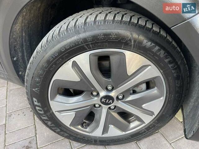 Серый Киа Niro, объемом двигателя 0 л и пробегом 125 тыс. км за 19250 $, фото 13 на Automoto.ua