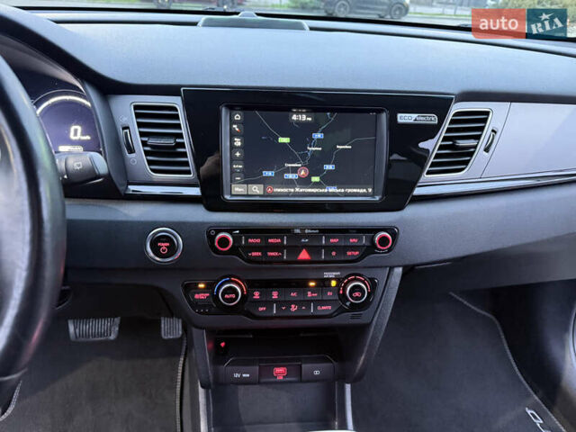 Серый Киа Niro, объемом двигателя 0 л и пробегом 165 тыс. км за 18000 $, фото 54 на Automoto.ua