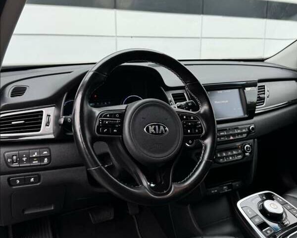 Серый Киа Niro, объемом двигателя 0 л и пробегом 147 тыс. км за 18800 $, фото 11 на Automoto.ua