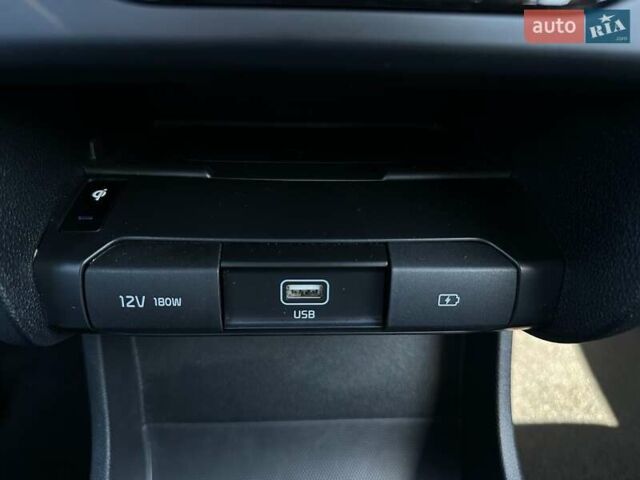 Серый Киа Niro, объемом двигателя 0 л и пробегом 97 тыс. км за 23200 $, фото 10 на Automoto.ua