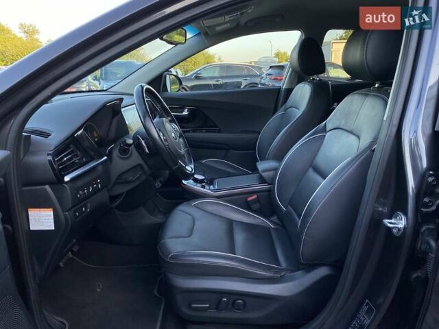 Серый Киа Niro, объемом двигателя 0 л и пробегом 88 тыс. км за 21500 $, фото 20 на Automoto.ua