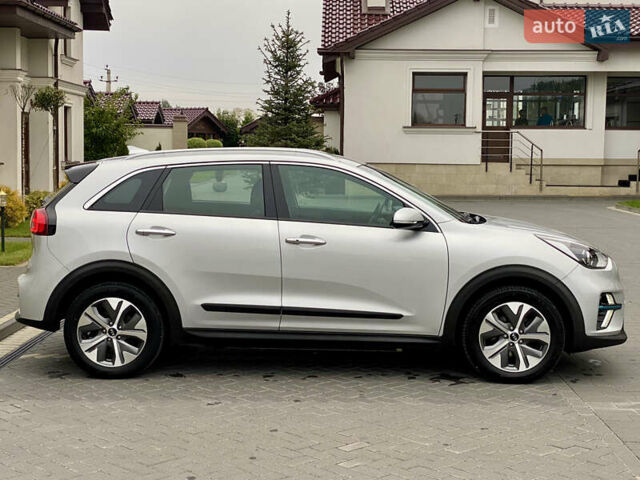 Сірий Кіа Niro, об'ємом двигуна 0 л та пробігом 63 тис. км за 20899 $, фото 13 на Automoto.ua