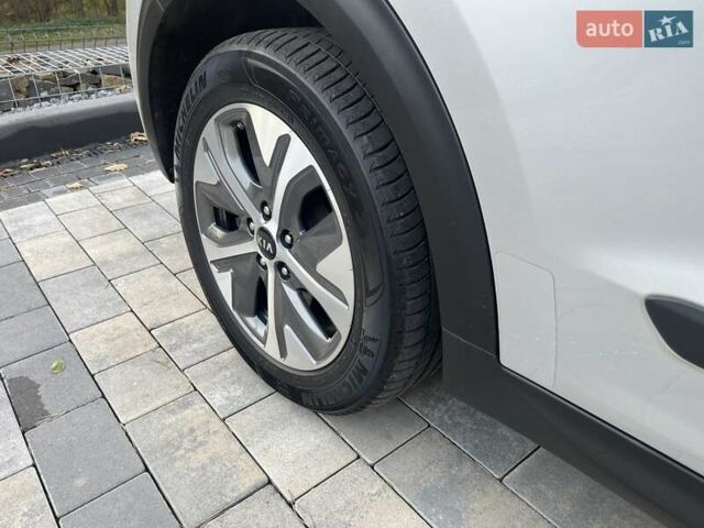 Серый Киа Niro, объемом двигателя 0 л и пробегом 72 тыс. км за 19750 $, фото 70 на Automoto.ua