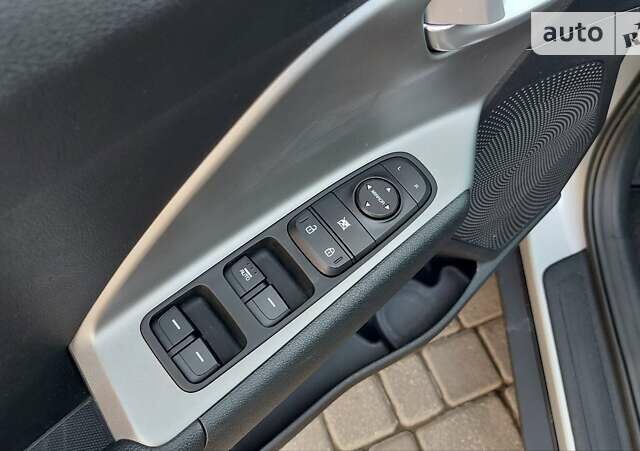 Серый Киа Niro, объемом двигателя 1.6 л и пробегом 4 тыс. км за 20799 $, фото 10 на Automoto.ua