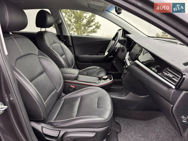Серый Киа Niro, объемом двигателя 0 л и пробегом 77 тыс. км за 19500 $, фото 26 на Automoto.ua