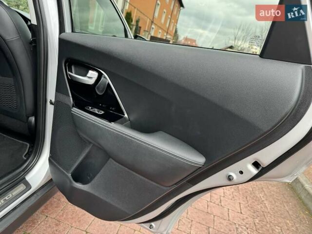 Сірий Кіа Niro, об'ємом двигуна 0 л та пробігом 118 тис. км за 19300 $, фото 115 на Automoto.ua