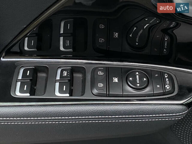 Сірий Кіа Niro, об'ємом двигуна 0 л та пробігом 63 тис. км за 20899 $, фото 29 на Automoto.ua