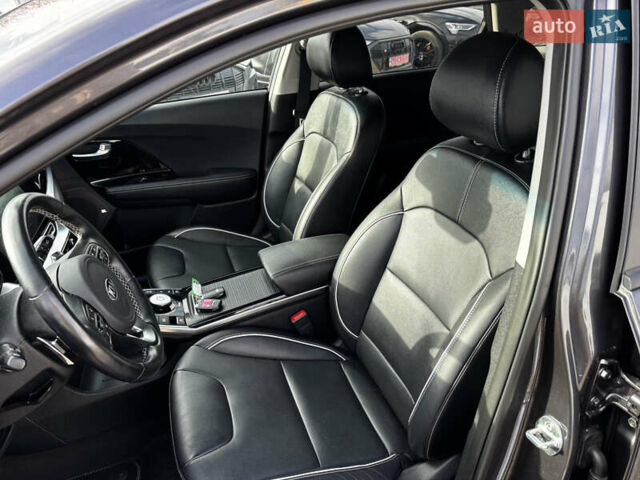 Серый Киа Niro, объемом двигателя 0 л и пробегом 110 тыс. км за 21200 $, фото 19 на Automoto.ua