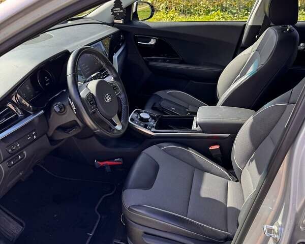 Сірий Кіа Niro, об'ємом двигуна 0 л та пробігом 74 тис. км за 20500 $, фото 10 на Automoto.ua