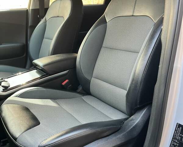 Сірий Кіа Niro, об'ємом двигуна 0 л та пробігом 112 тис. км за 18900 $, фото 15 на Automoto.ua