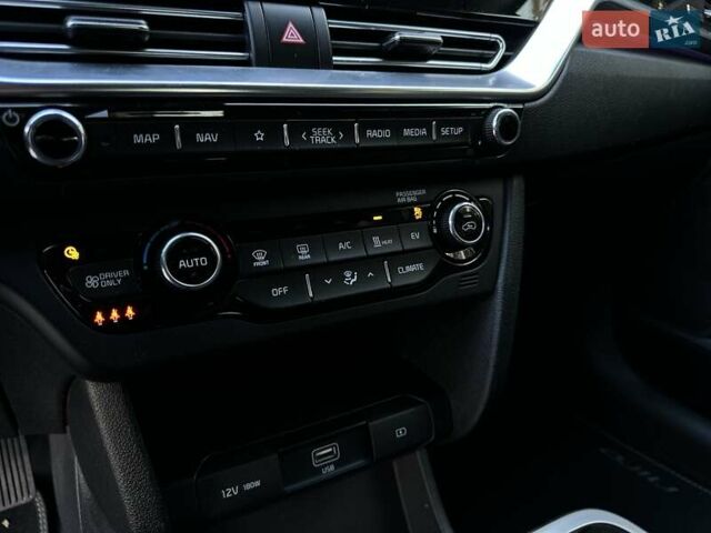 Серый Киа Niro, объемом двигателя 0 л и пробегом 88 тыс. км за 18500 $, фото 20 на Automoto.ua