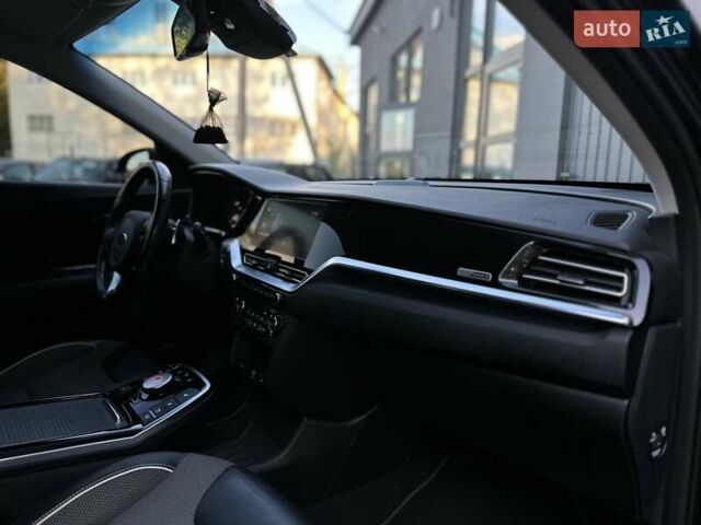 Серый Киа Niro, объемом двигателя 0 л и пробегом 88 тыс. км за 18500 $, фото 7 на Automoto.ua