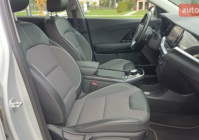 Серый Киа Niro, объемом двигателя 0 л и пробегом 82 тыс. км за 19500 $, фото 26 на Automoto.ua