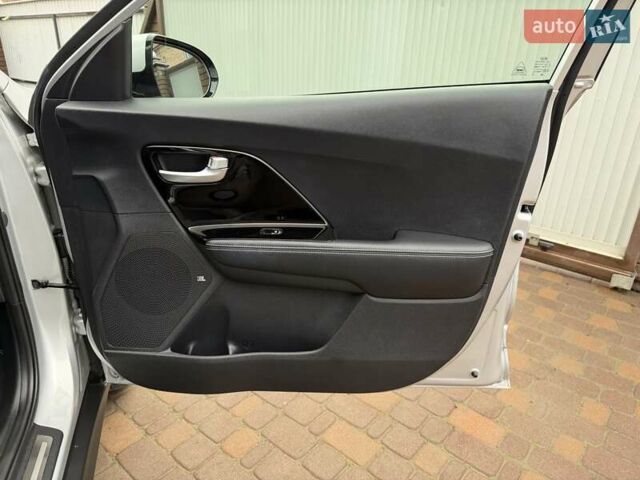 Сірий Кіа Niro, об'ємом двигуна 0 л та пробігом 71 тис. км за 21999 $, фото 73 на Automoto.ua