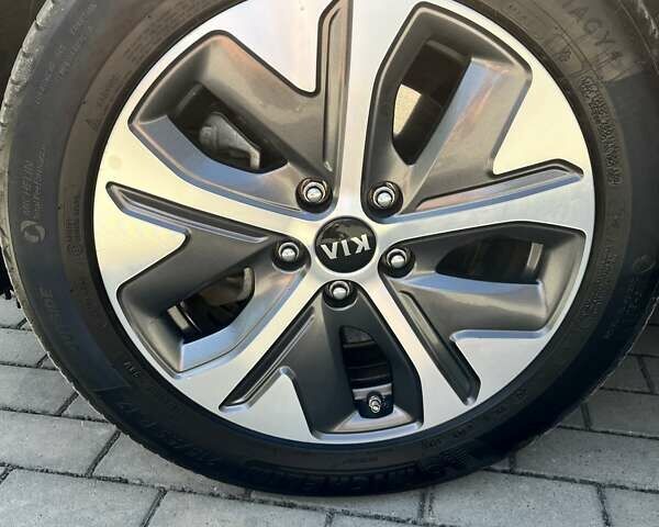 Сірий Кіа Niro, об'ємом двигуна 0 л та пробігом 112 тис. км за 18900 $, фото 21 на Automoto.ua