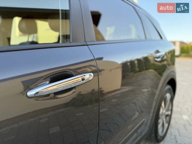 Серый Киа Niro, объемом двигателя 0 л и пробегом 145 тыс. км за 18800 $, фото 33 на Automoto.ua